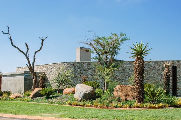 南非约翰内斯堡脊柱墙住宅——现代与自然的完美融合-28