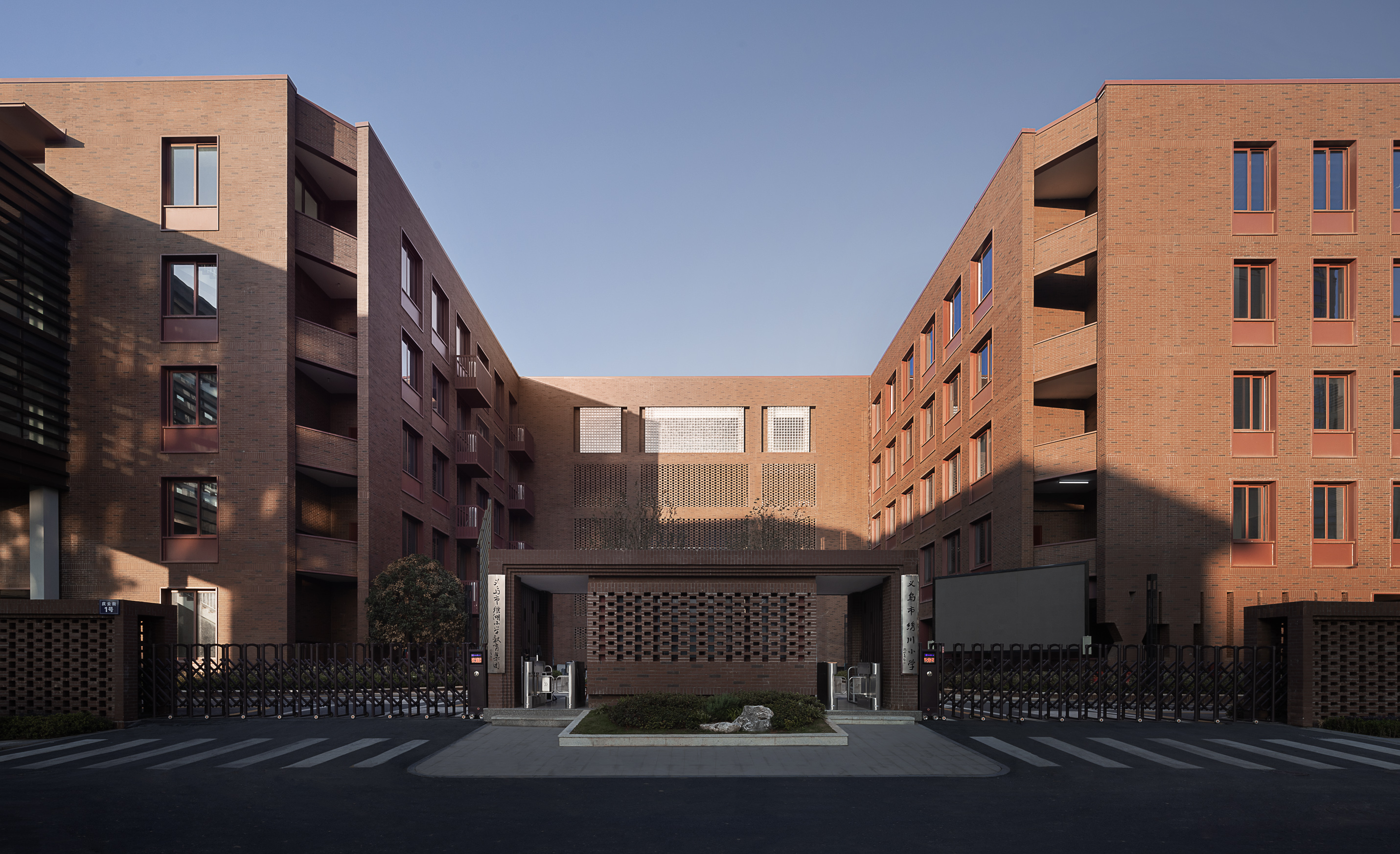 红砖与光影：义乌绣湖小学扩建工程 / 九米设计-5