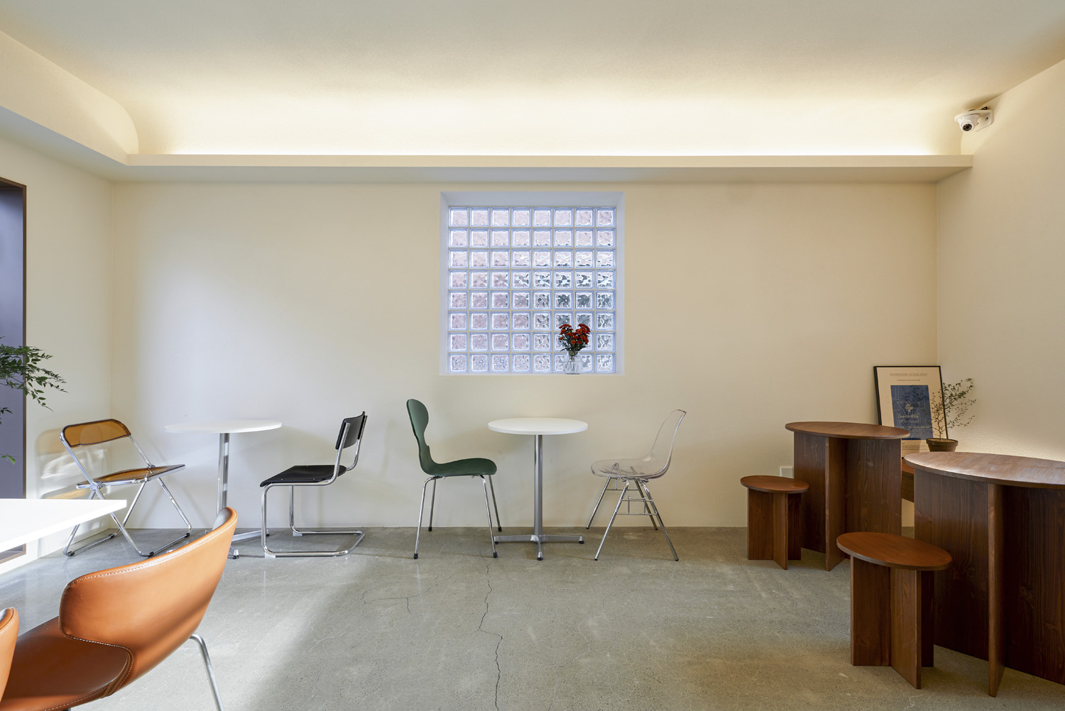 简约 37 平咖啡馆，白色与原木打造温馨空间-5