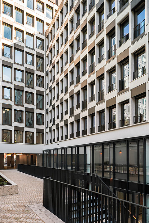 你提供的l1ve可能存在拼写错误，如果猜测你想说的是La，La Grande Armée可翻译为大军团 它通常指拿破仑时期的法国军队，尤其是1812年入侵俄国时的那支军队 丨法国巴黎丨Baumschlager Eberle Architekten-34