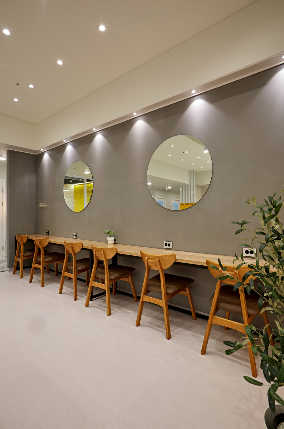 白色与木色，打造 120 平米共享办公室的极简魅力-13