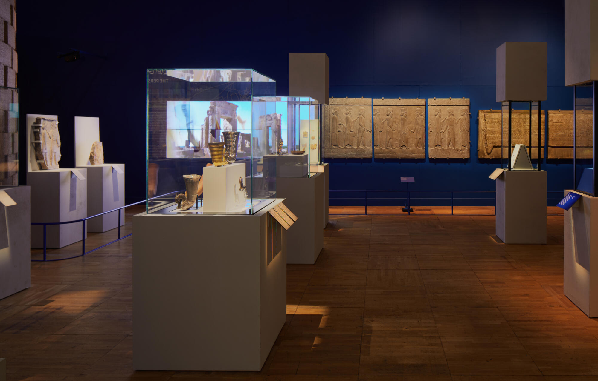 维多利亚和阿尔伯特博物馆的伊朗史诗特展（注：V&A一般指英国维多利亚和阿尔伯特博物馆，如果这里不是该含义，请提供更多背景信息） 丨英国伦敦丨Gort Scott-17