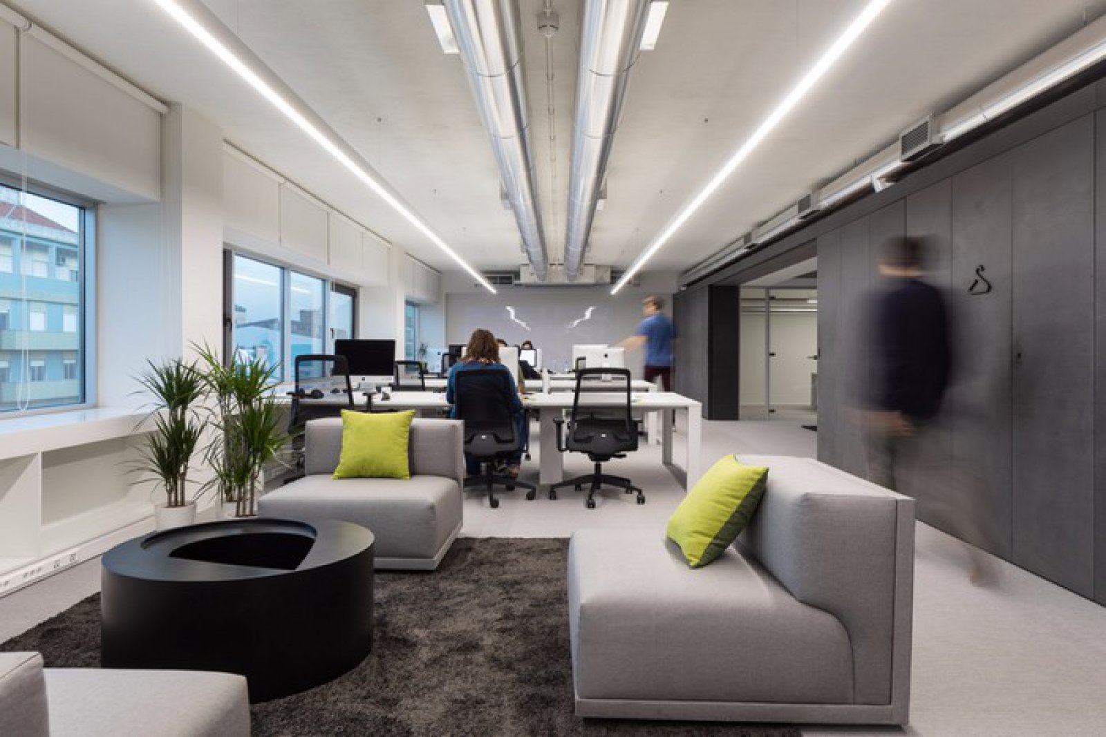 葡萄牙里斯本现代水泥风办公空间-4