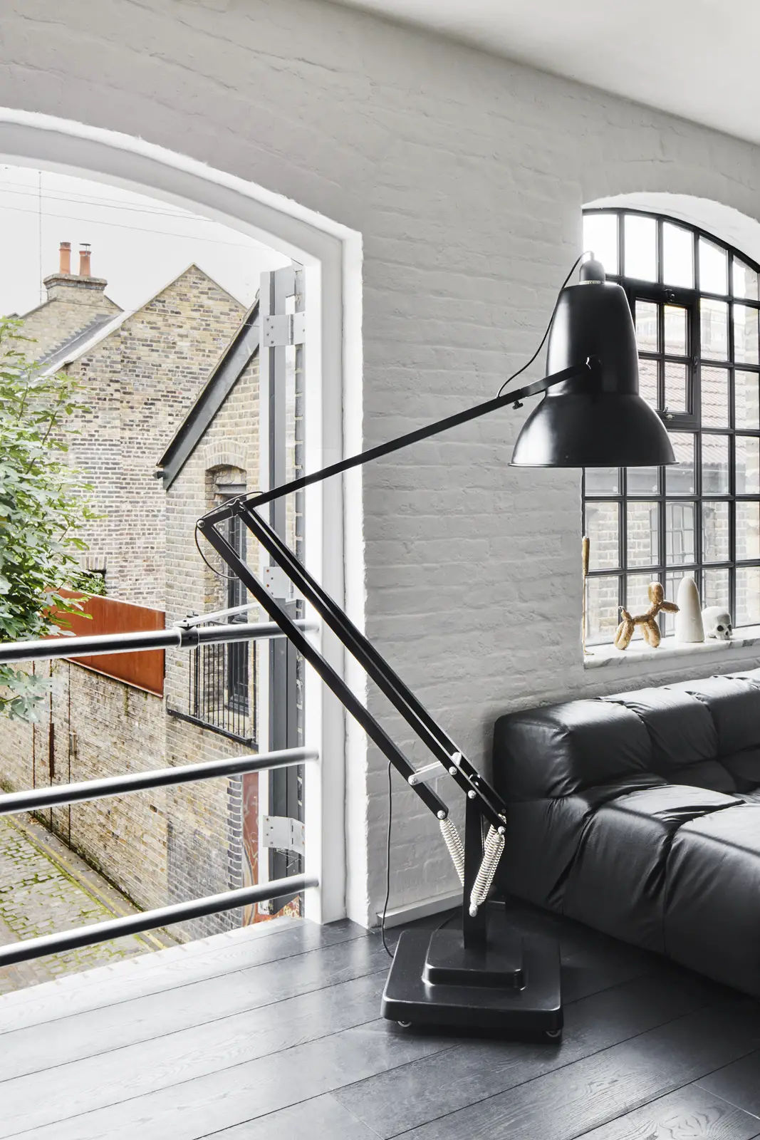 伦敦白砖 Loft 住宅 | 极简黑白设计与开放空间-2