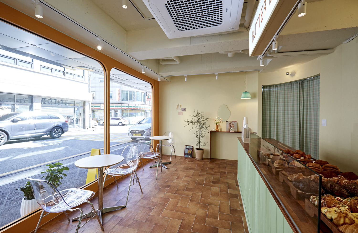 15 坪温馨烘焙店，缤纷色彩营造可爱氛围-7