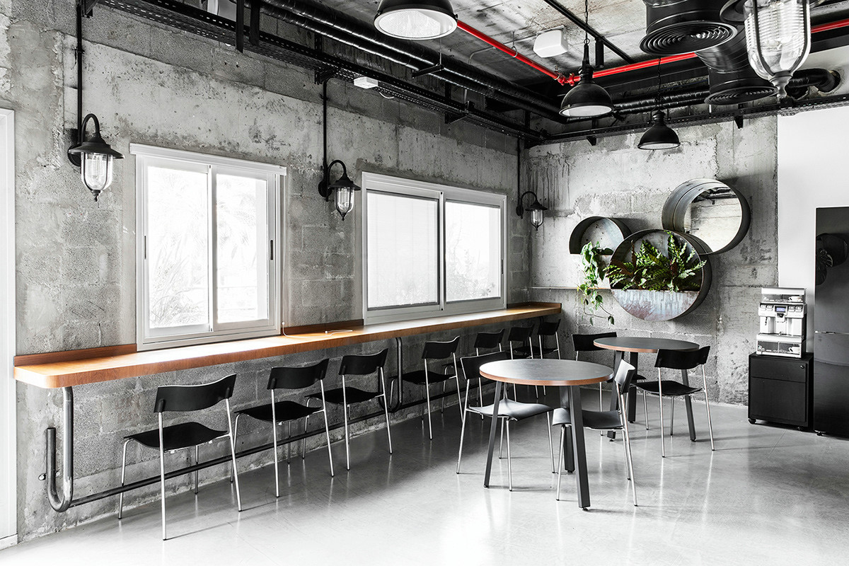 钢筋混凝土下的彩色办公空间-8