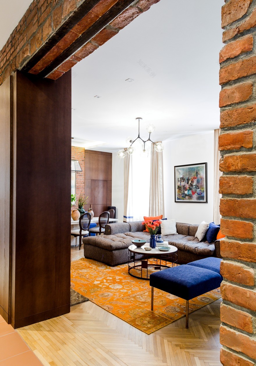 布加勒斯特英式乡村别墅 | 砖墙与橙色调的优雅结合-6