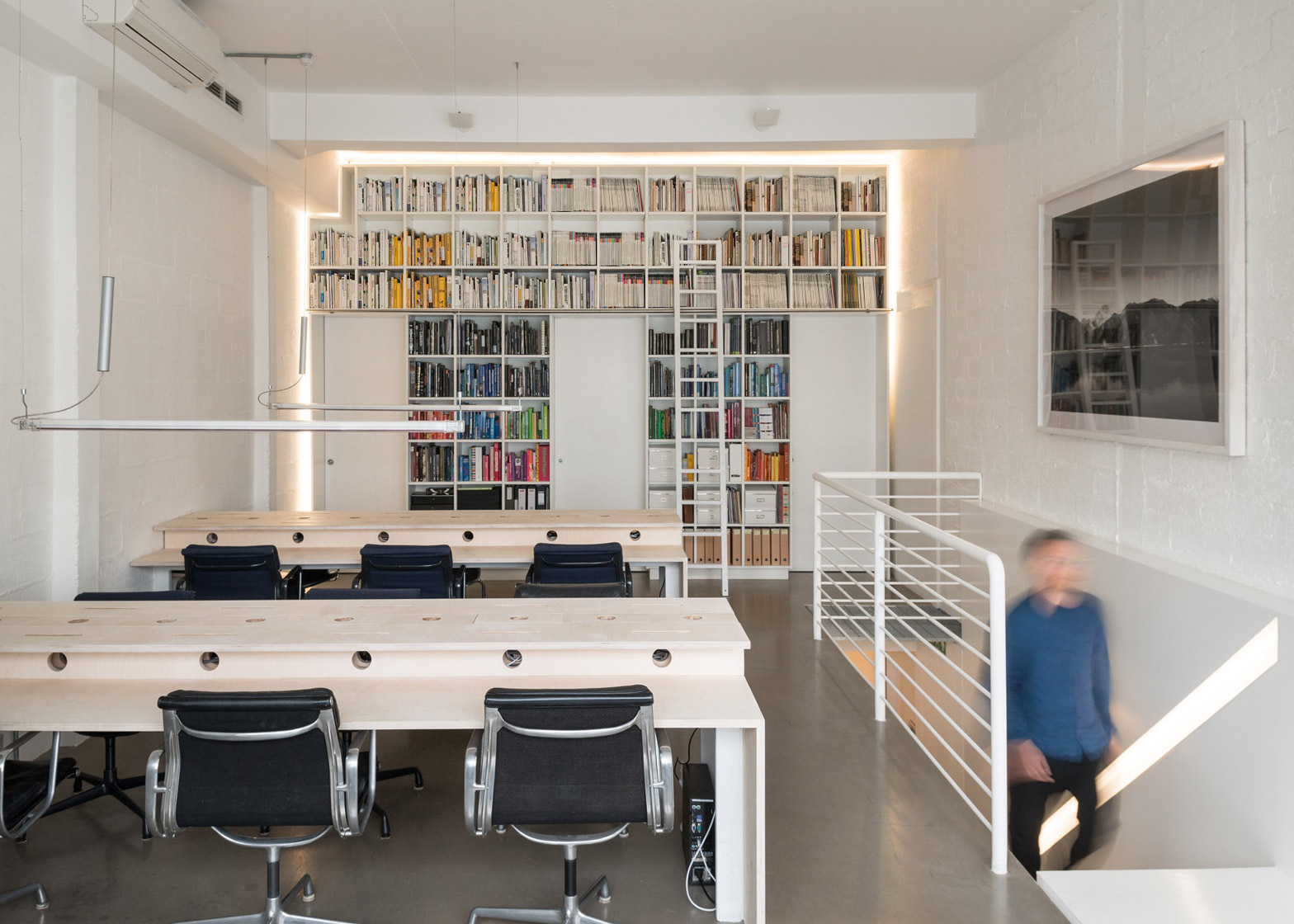 伦敦现代住宅办公室的定制家具与艺术品搭配-0