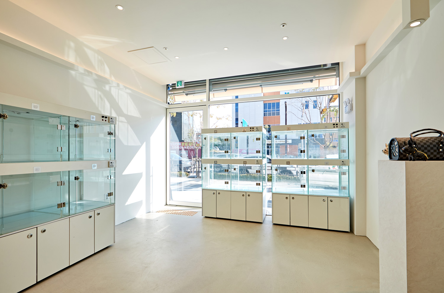 白色与木材的完美融合 | 12 平米小空间的精致内饰-11