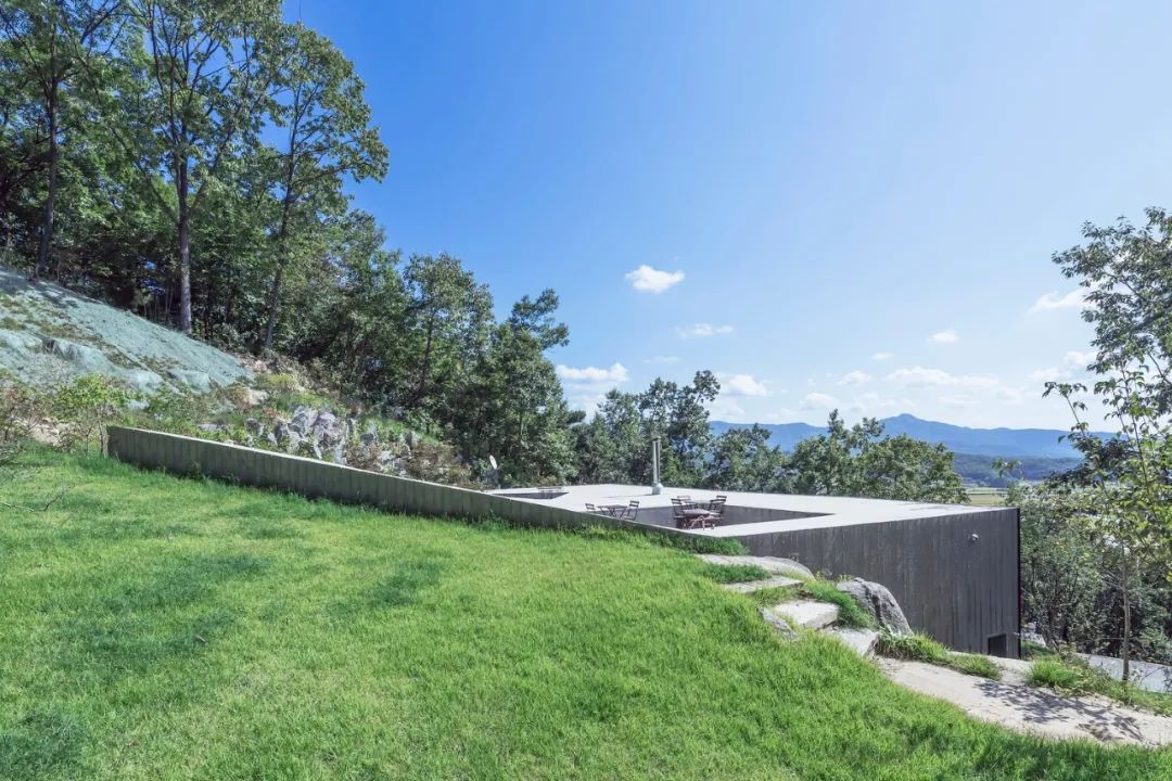 首尔以东的倾斜屋顶乡村住宅-30