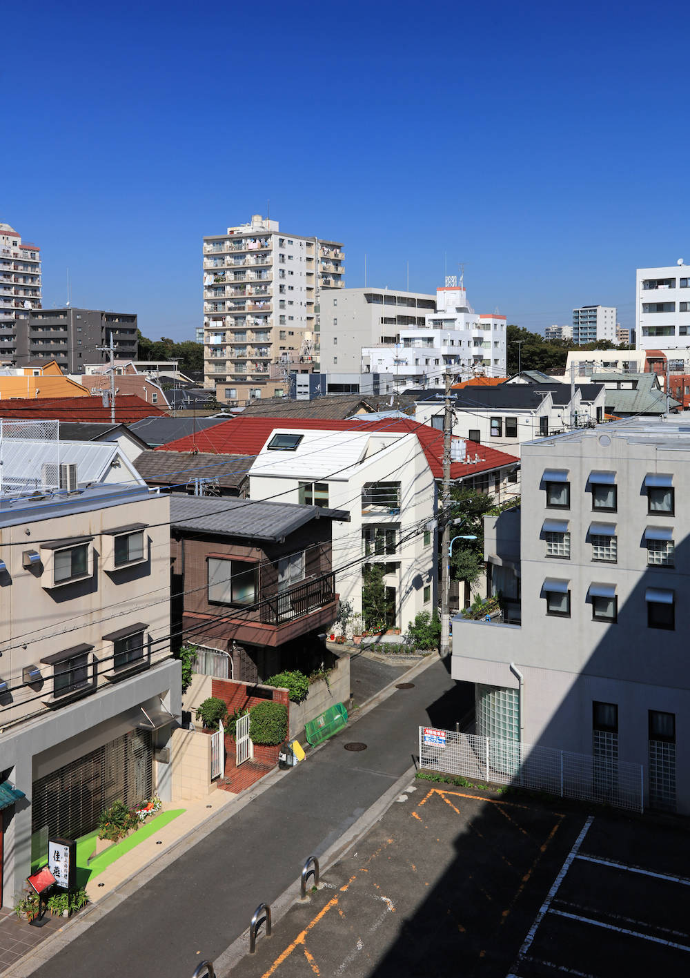 东京简约两户住宅 | 室内设计融入自然光与隐私保护-3