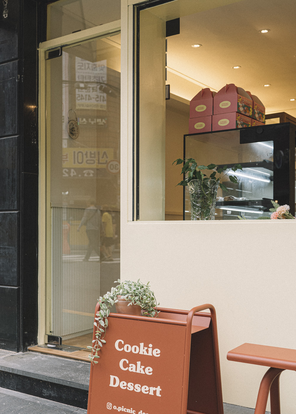 白色与原木的温馨小空间-12