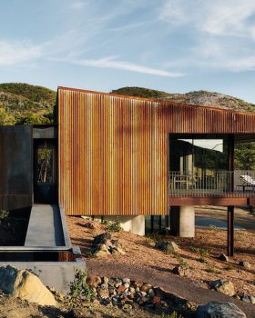 Faulkner Architects designs California house around fire and water