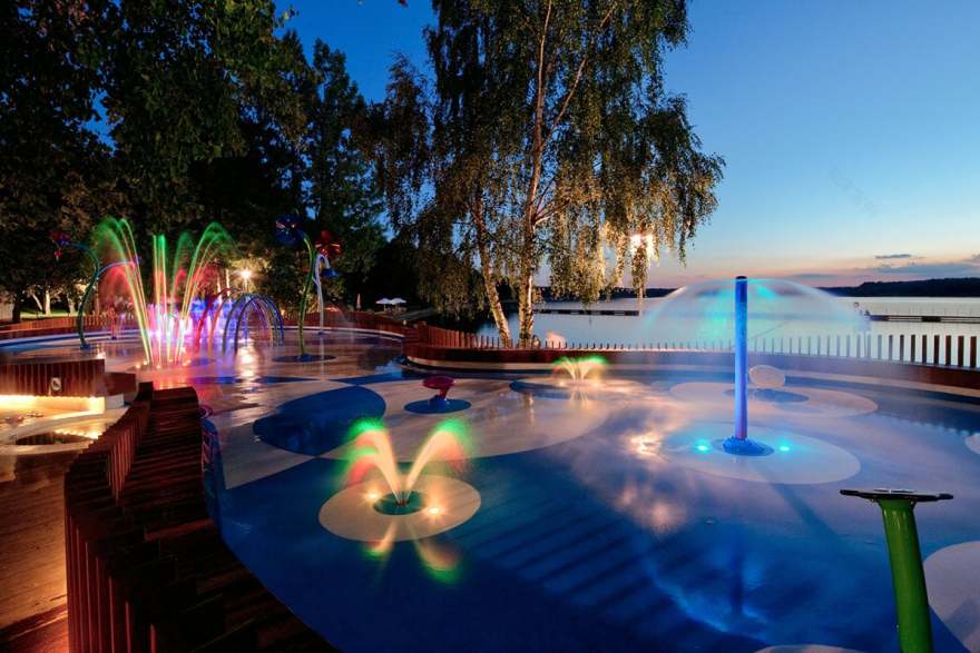 波兰蒂“脚印形”黑水上儿童游乐场 | 景观与功能完美融合-11