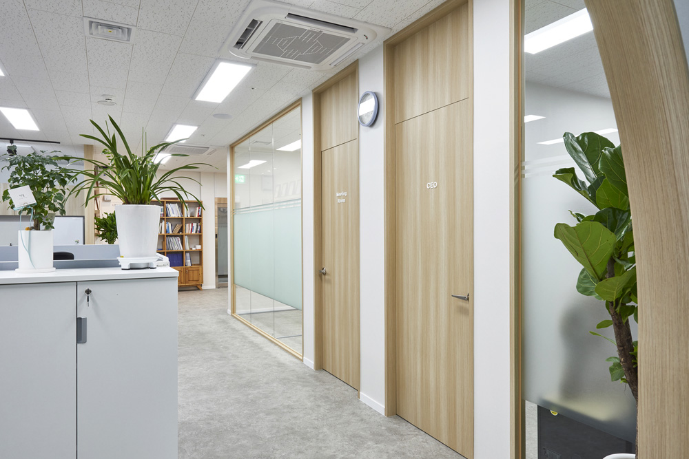 "白色与木质，31 平米知识产业中心的简洁内饰"-11