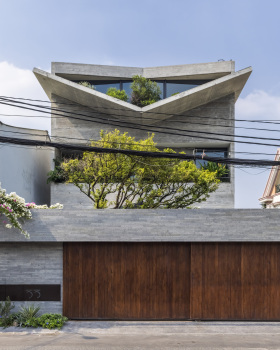 V House  / 23o5Studio