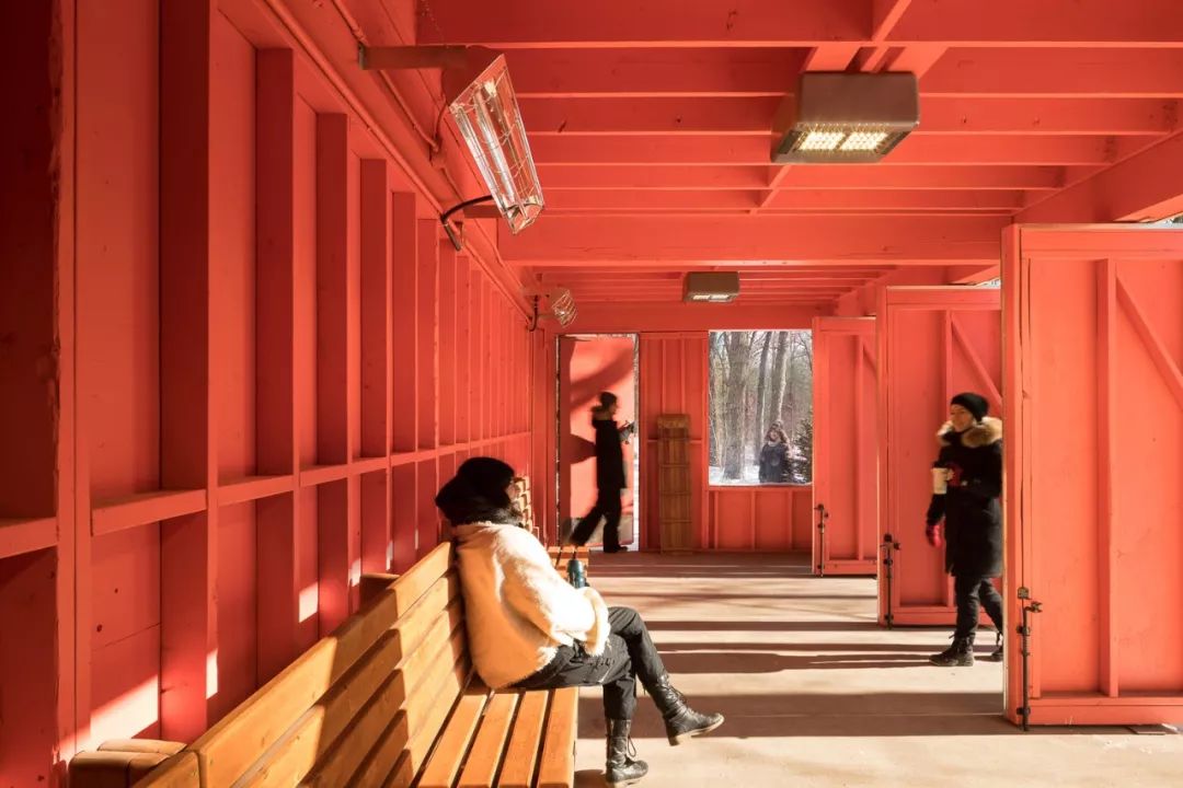 城市公园的雪橇滑梯-9