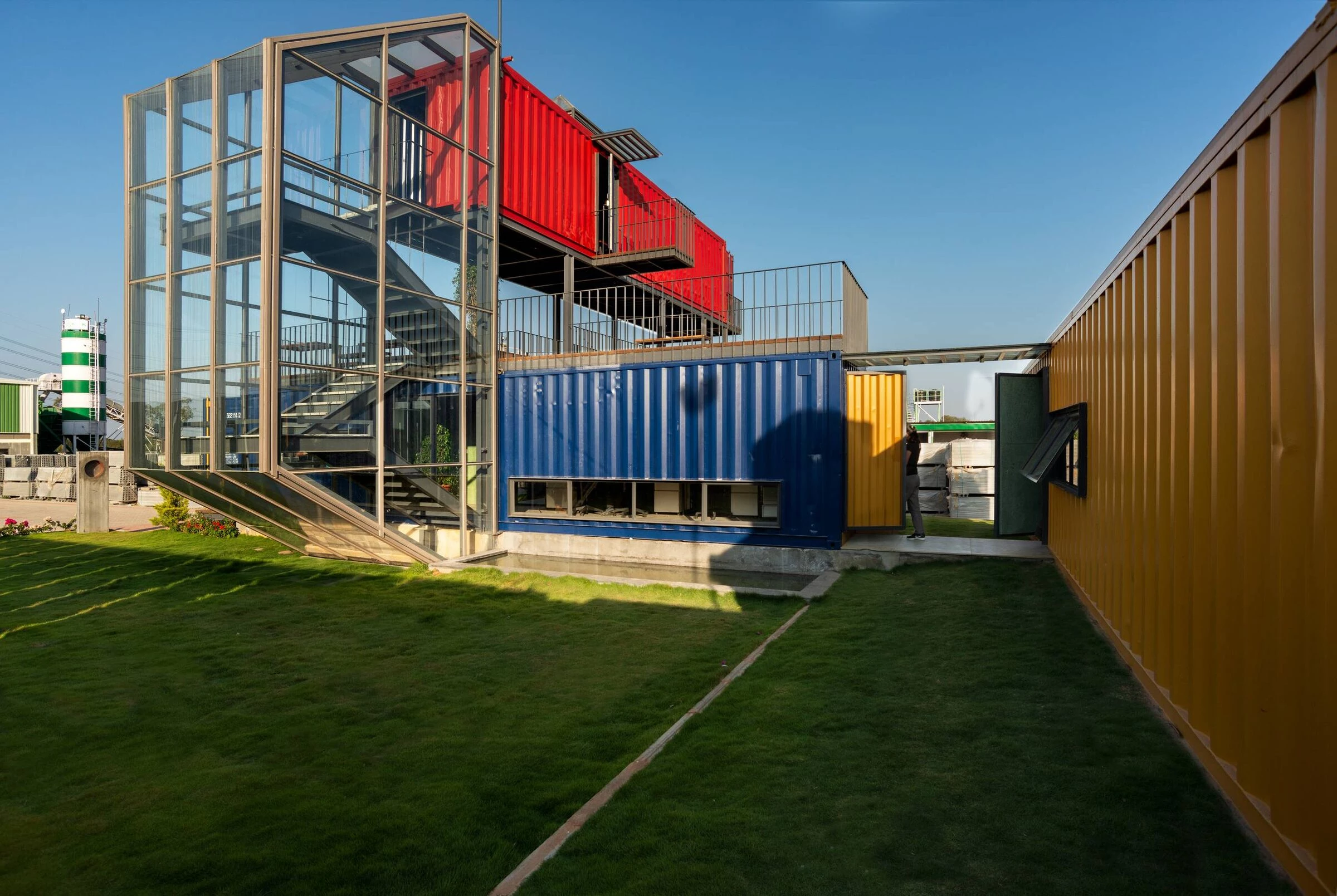 缤纷集装箱里的绿色办公空间-21