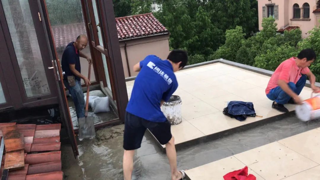 南京阔达装饰暴雨中守护业主工地,彰显家装责任-8