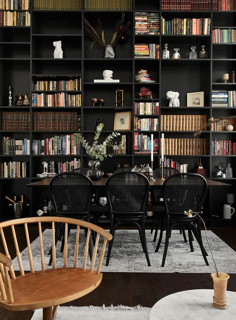 带有黑色家庭图书馆的斯堪的纳维亚式公寓(109 平方米)-9