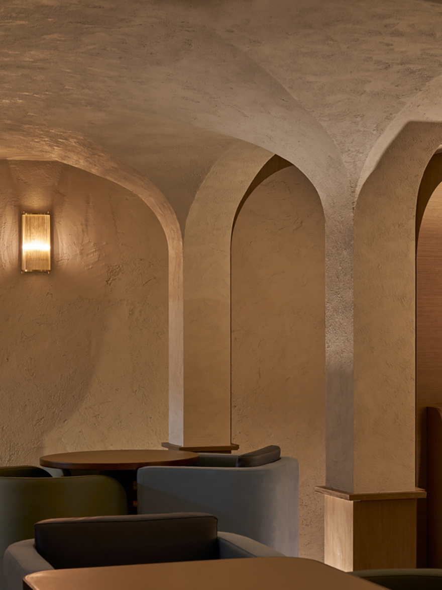 酒店里的酒吧餐厅the green door,香港 Designed by designeightfivetwo - 酒吧餐厅 - 餐厅LOGO-VI空间设计-全球餐饮研究所-2