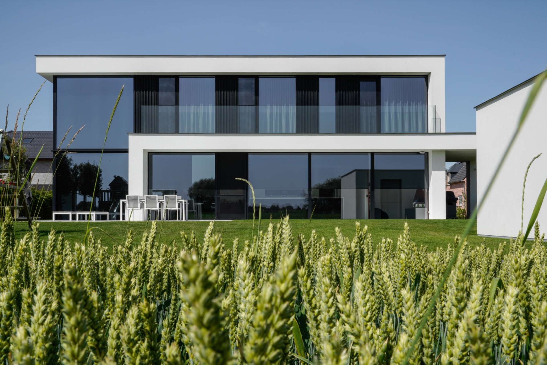 Ruime villa uitgevoerd in strakke, moderne crepi-9