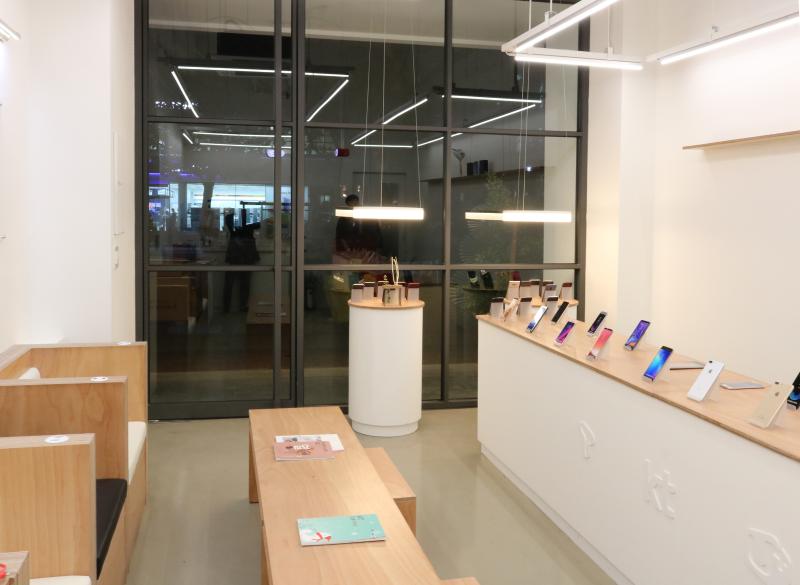 1996 年电信商店化繁为简的室内设计-8