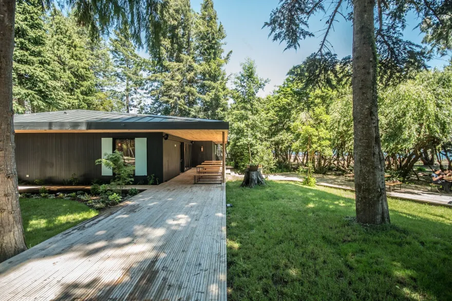 智利湖畔森林中的舒适用餐空间-23