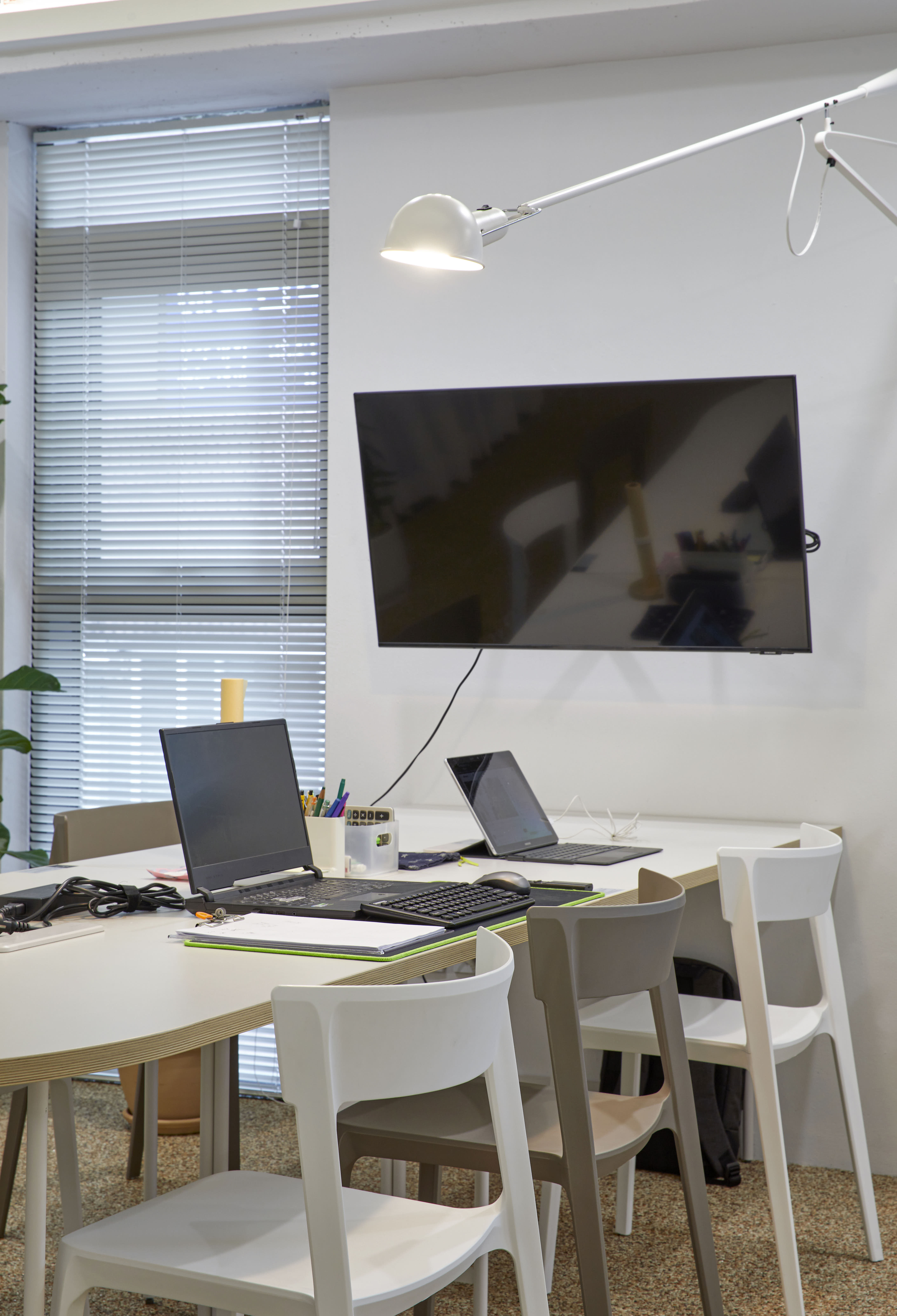 极简 24 平米办公空间设计-13