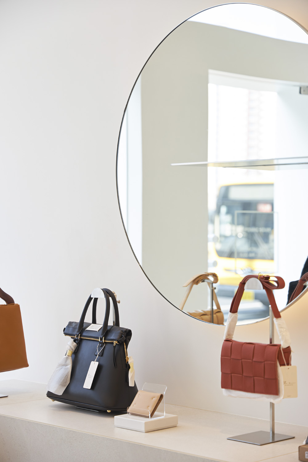 14 平米极简服装店设计 | 舒适现代的空间体验-15