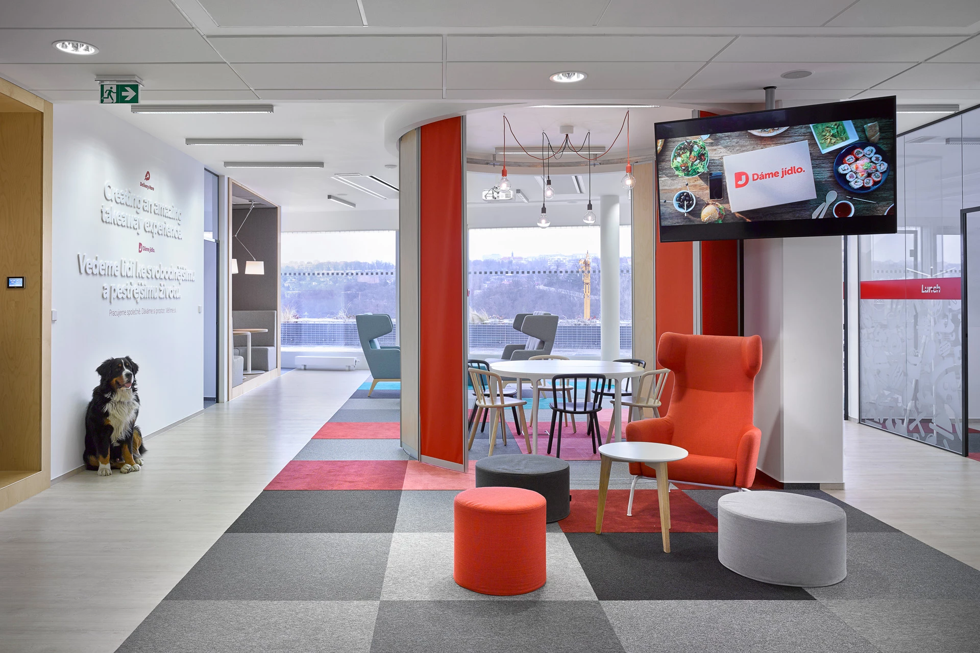 灵活办公空间，美食公司 Dáme jídlo 的年轻创意设计-12