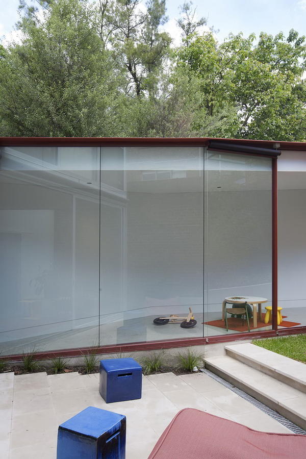 绿意环绕的 CO-AP 紧凑别墅 | 玻璃与自然的完美融合-22