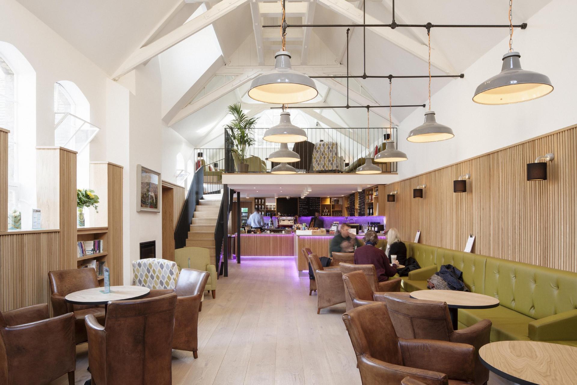 19世纪建筑内的现代电影院设计项目-11