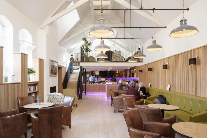 19世纪建筑内的现代电影院设计项目-11