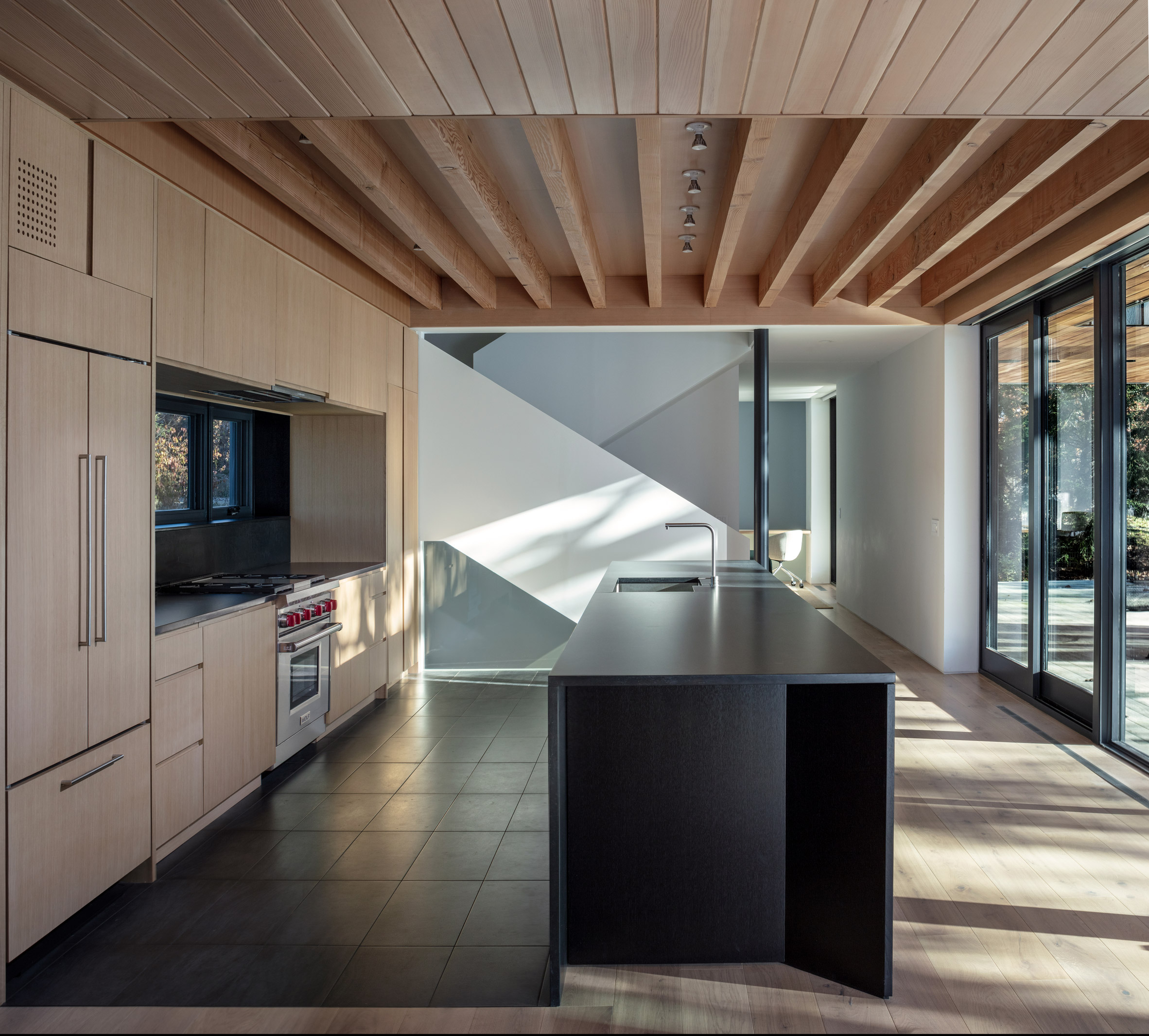 纽约州 Copake Lake House | 雕塑般的翼形屋顶与自然共生-31