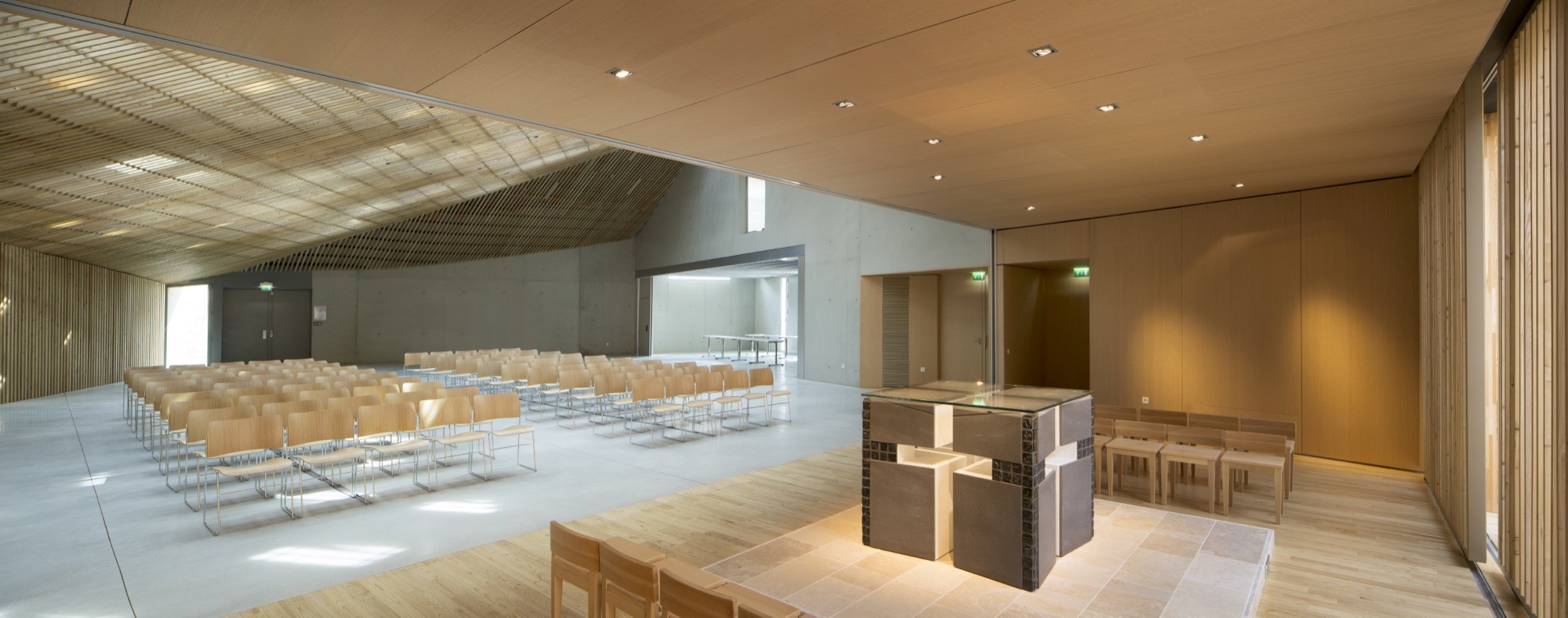 折叠 zinc 外壳中的宁静圣所——法国 Ensemble Pastoral Catholique 教堂设计-7