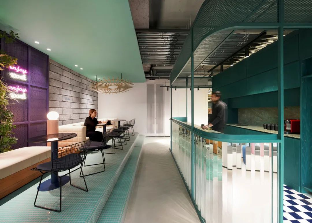 漂浮太空间的化妆品工作室丨波斯花园工作室-14