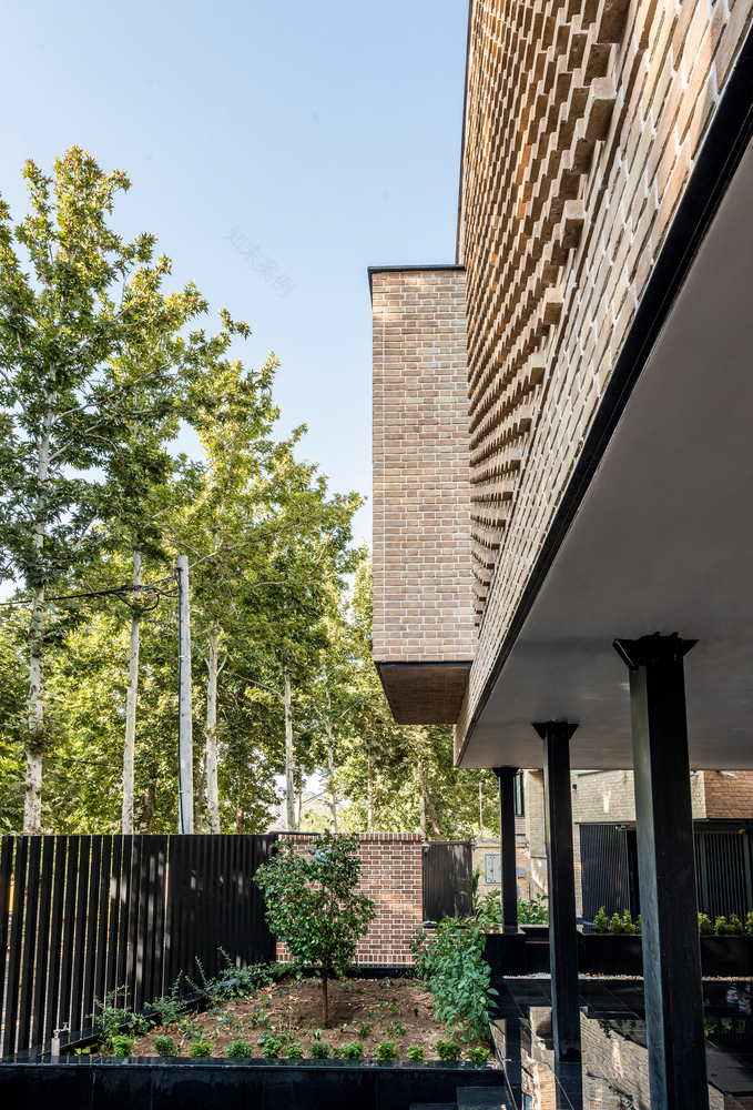 伊朗纳坦兹郊区简约别墅设计-33