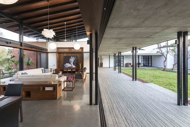 双胞胎别墅 | 红土墙与芒果树的庭院式家园-31