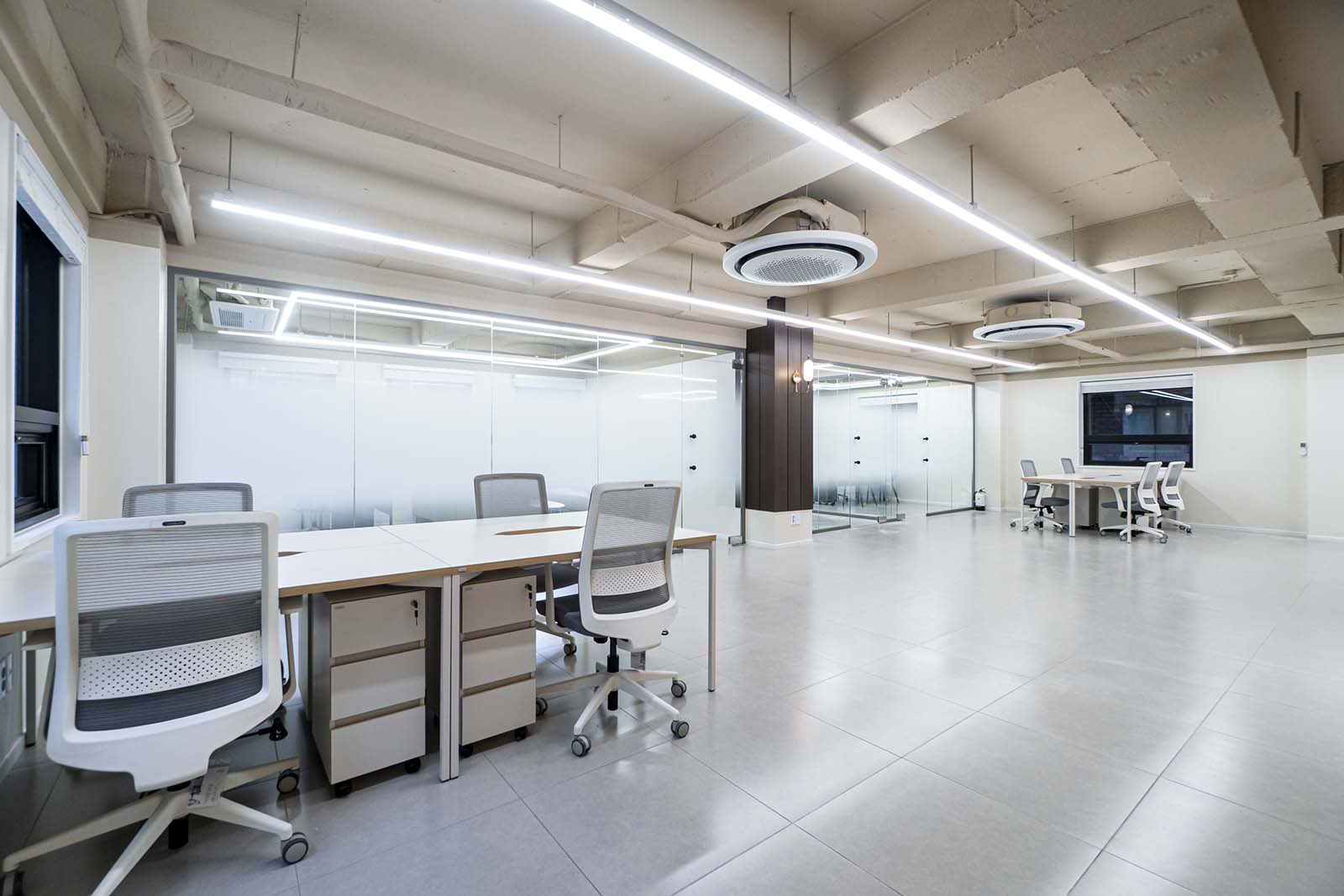 白色与木色的极简共享办公室-2