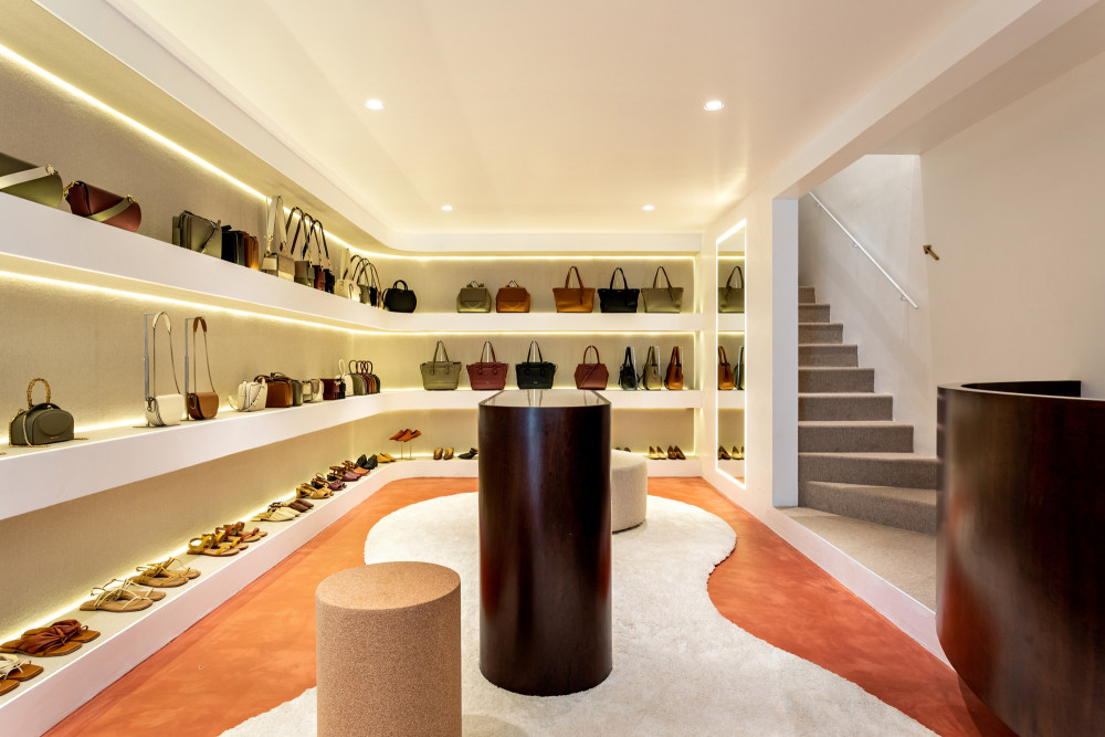 巴西极简皮包店,彰显永恒设计风格-11