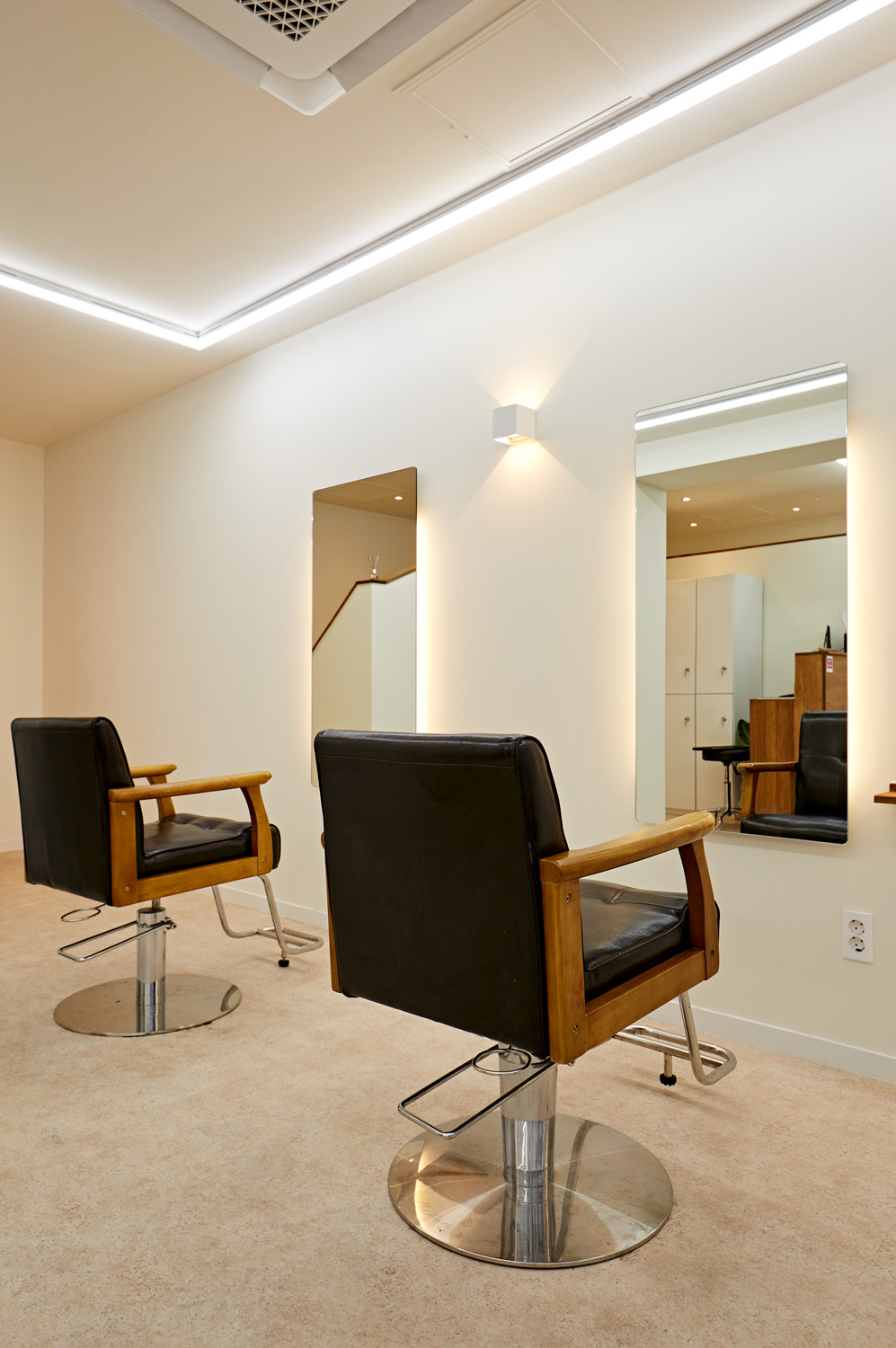 白色与木纹的极简美容室设计-14