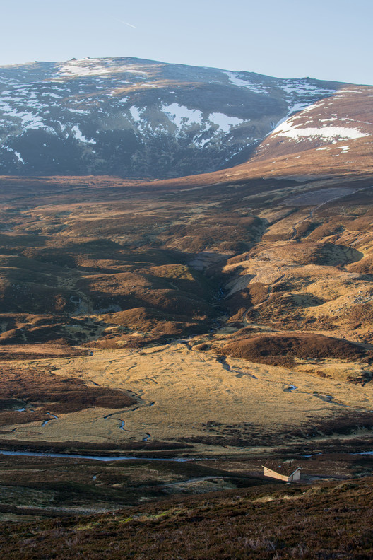 苏格兰高地上的木质避世小屋-2