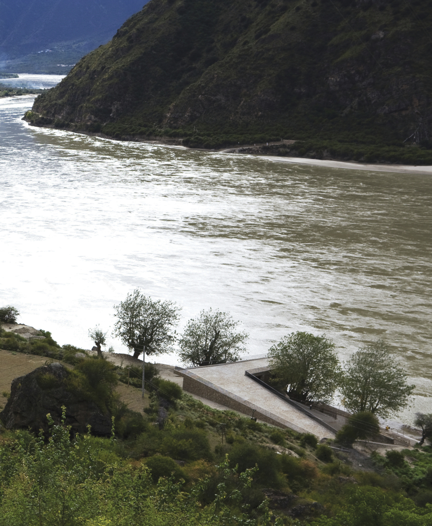 西藏雅鲁藏布江畔的船运终点站-11