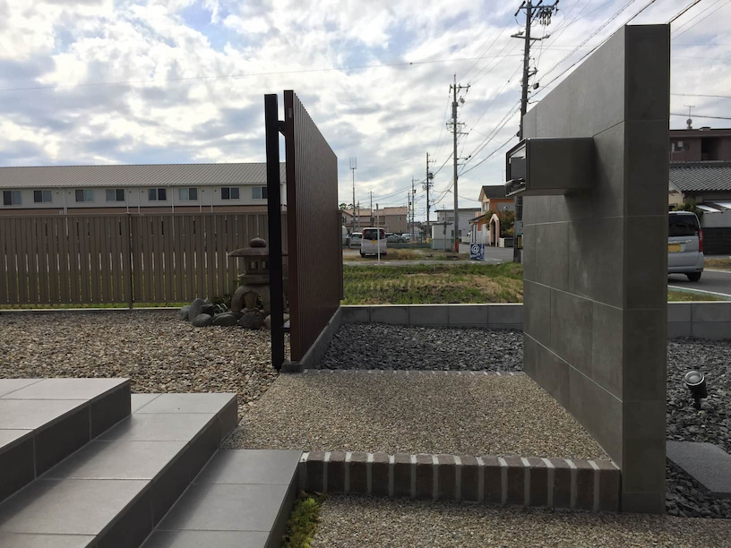 縦格子の目隠しアルミフェンスでプライバシーを確保した外構-41