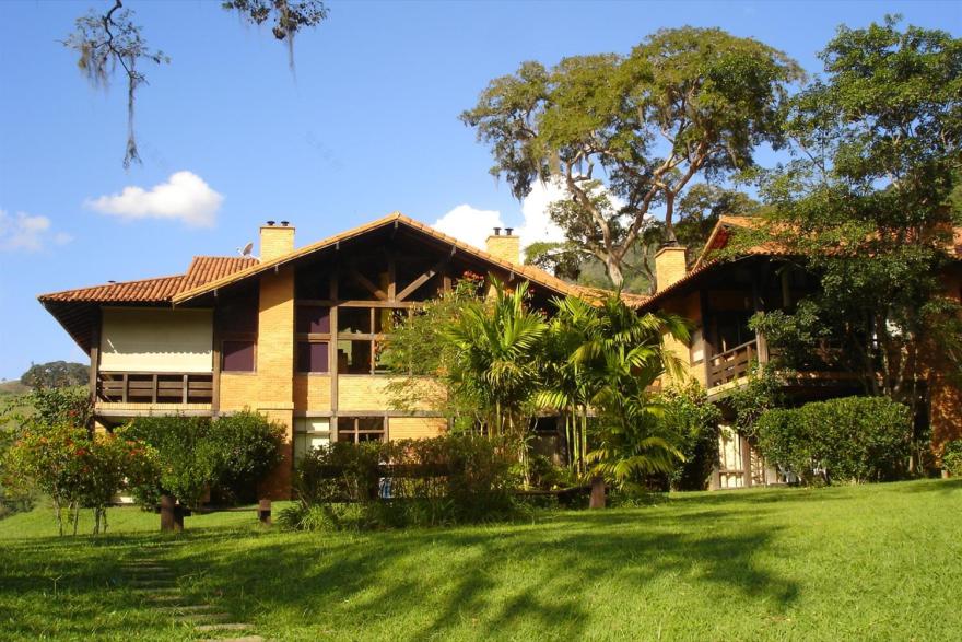 巴西山水之间的木质住宅群-4