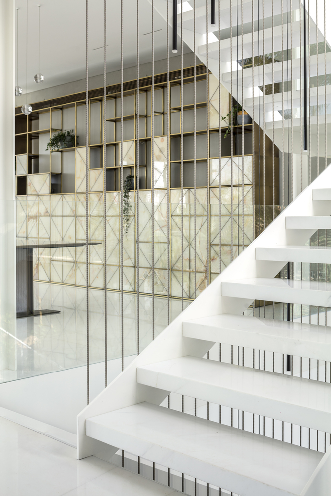 以色列城市中的白色铝制“盒子”-60