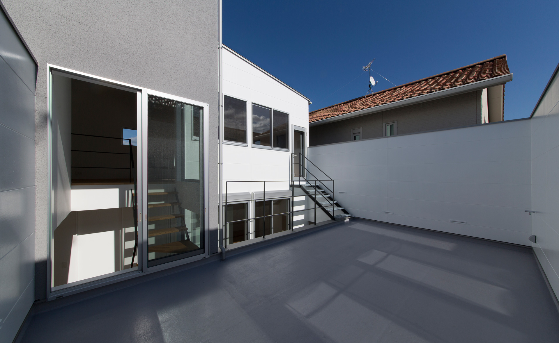 日本 Shiga 极简住宅 | 1.5 楼台打造私密户外空间-3