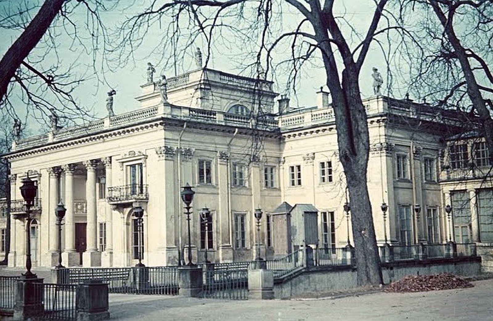 华沙皇家浴场公园内的岛屿宫丨波兰华沙丨蒂尔曼·冯·加默伦,多米尼克·梅林等-57