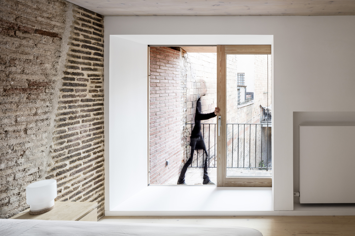 Reform of a House Between Walls-2